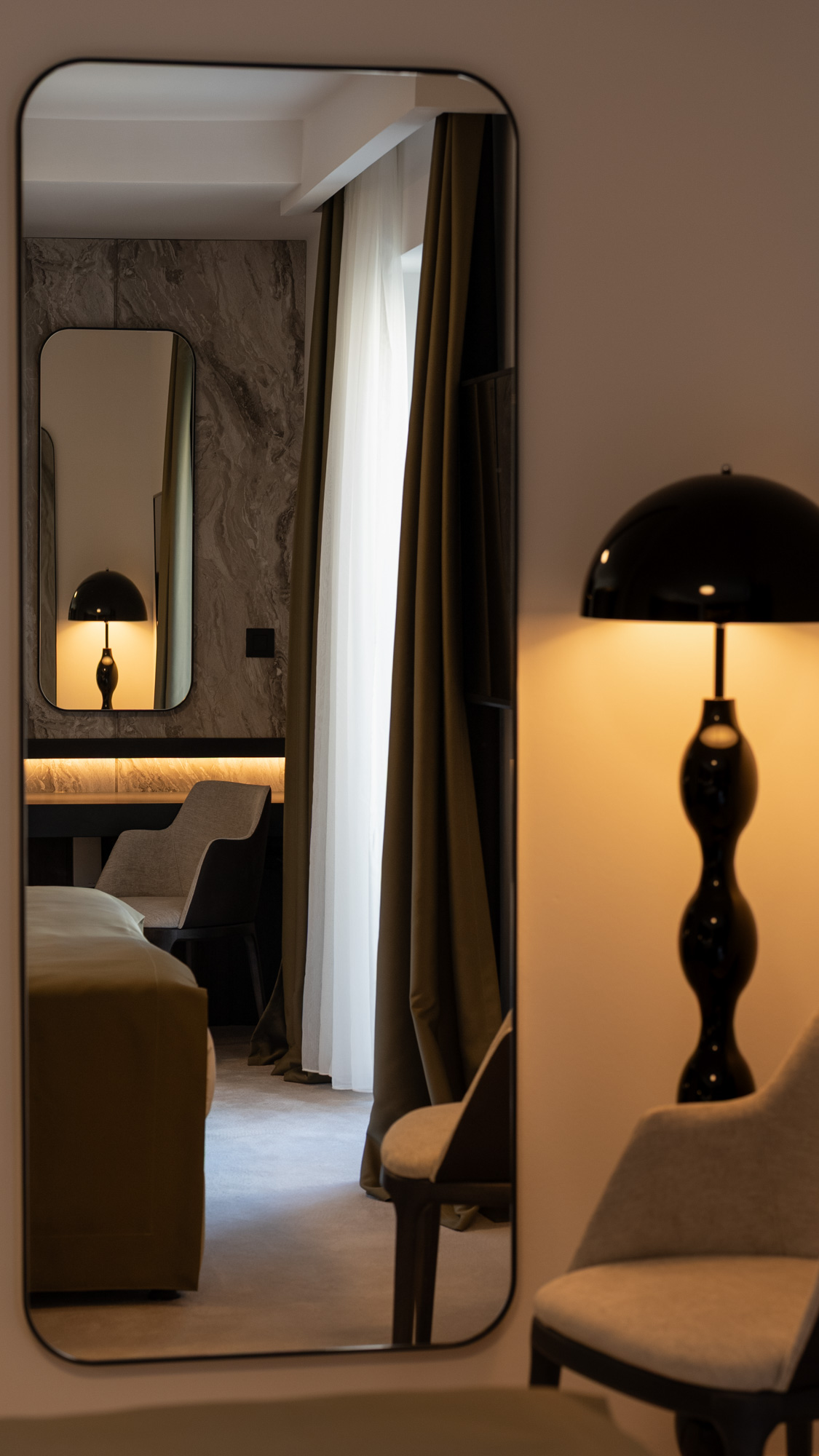 Room with mirror and lamp