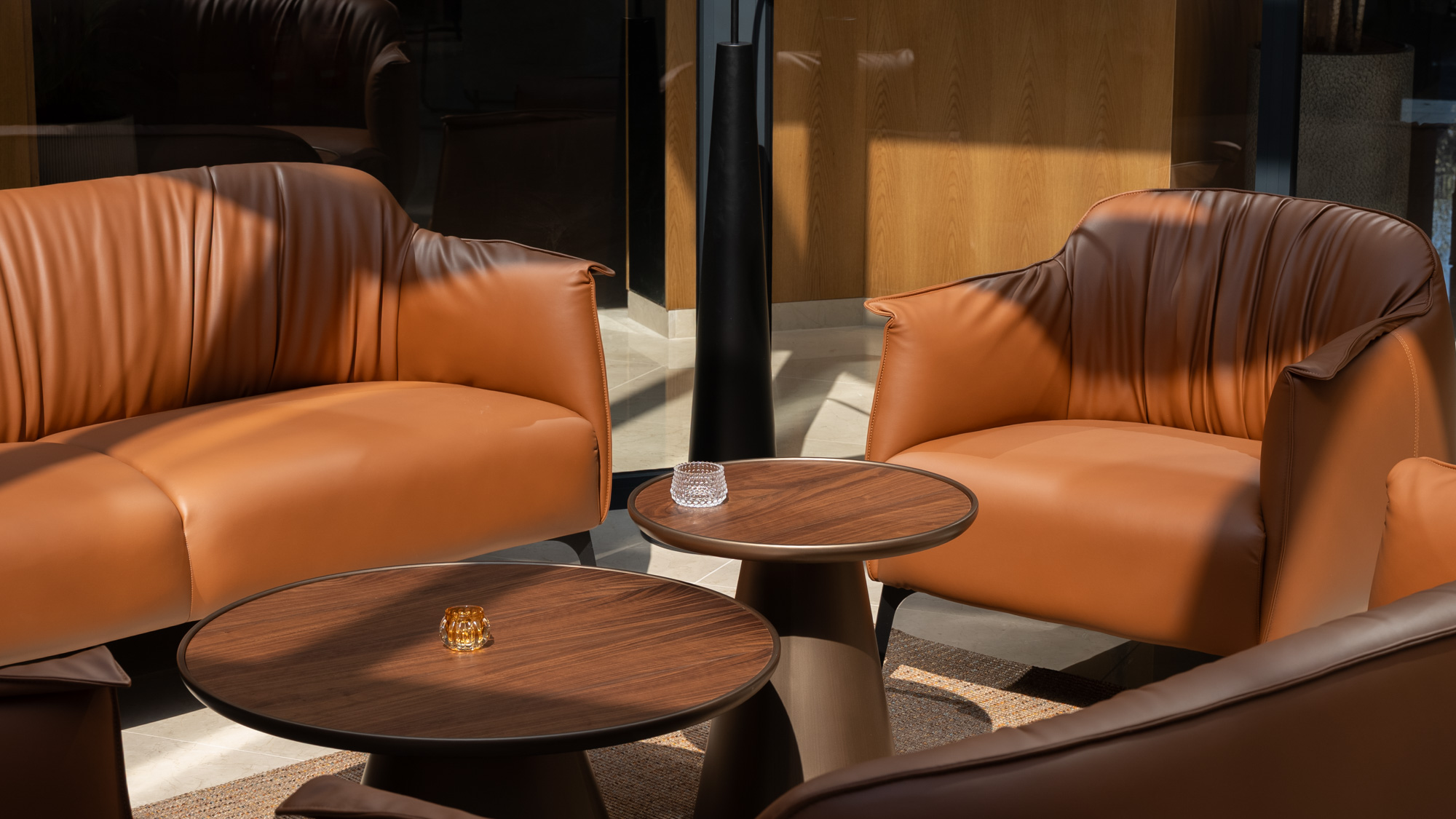 Lounge seating arrangement wide